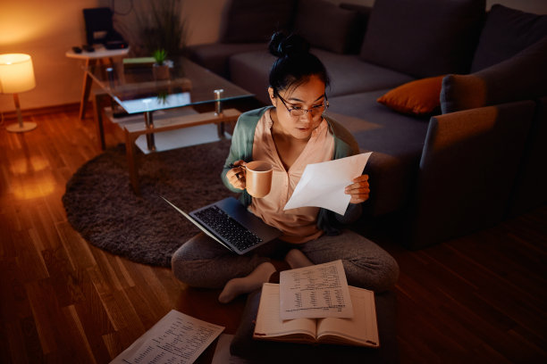 亚洲女性企业家在家里工作到深夜。图片下载