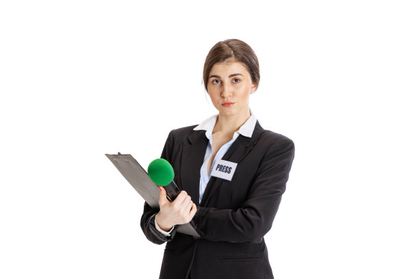 年轻美丽的女孩，女记者手持记者麦克风孤立在白色的演播室背景。社交媒体、新闻、新闻、信息的概念图片下载