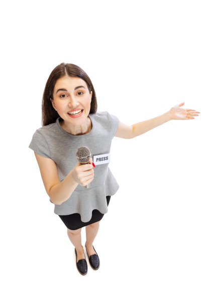 高视角的情感年轻女孩，女记者抱着记者麦克风孤立在白色的演播室背景。社交媒体、新闻、新闻、信息的概念图片下载