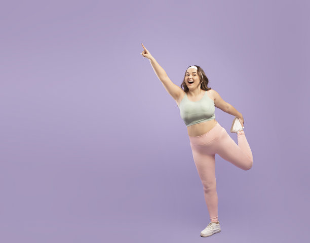 开心，惊喜，兴奋，穿运动服的胖欧洲年轻女士做腿部运动图片下载