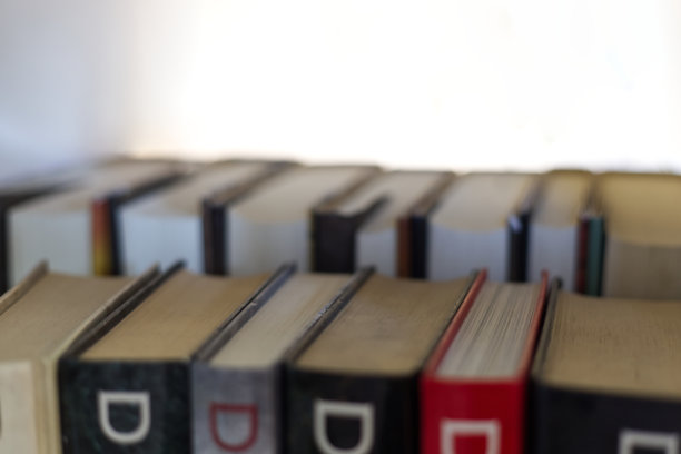 书的侧面，书的封面在自然光下图片下载