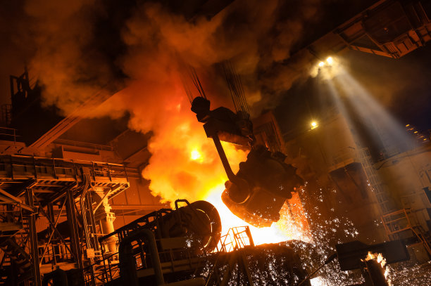 将熔融金属从钢包倒入冶金炉中图片下载