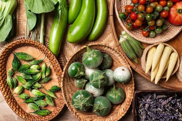 来自泰国北部当地农贸市场的新鲜有机东南亚蔬菜图片下载