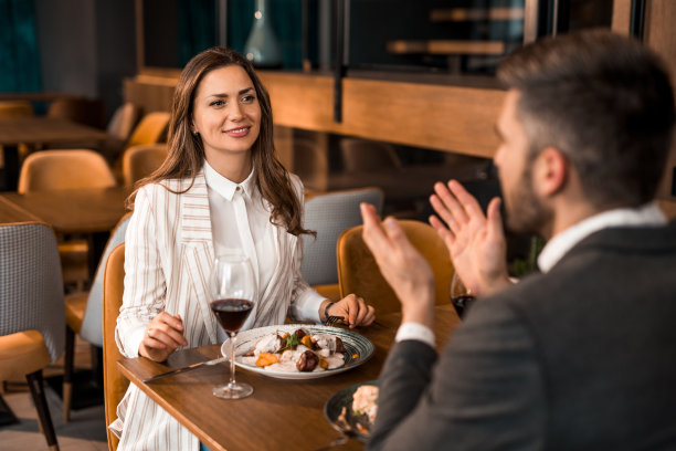 一对快乐的夫妇在一家餐馆吃午饭，并交谈。图片下载