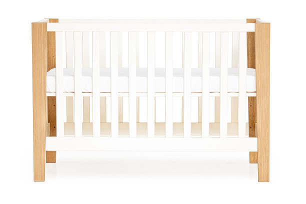 木制婴儿床孤立在白色背景上图片下载