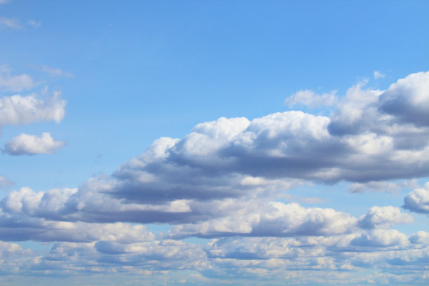 美丽的积云。水平的观点。背景。景观。图片下载