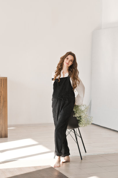 4094摄影棚里，一个孕妇披着头发的照片。图片下载