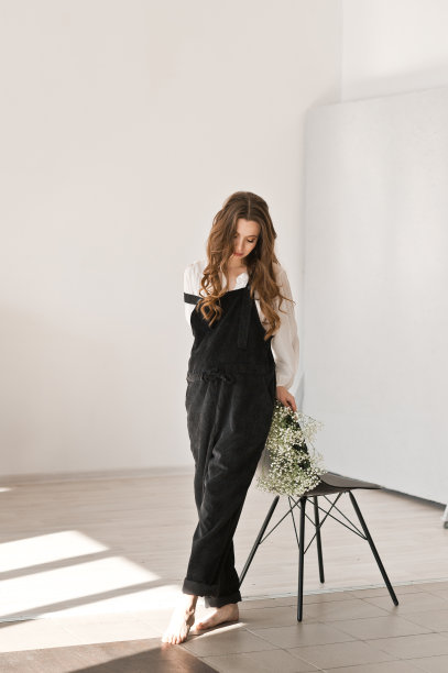 4095摄影棚里，一个孕妇披着头发的照片。图片下载