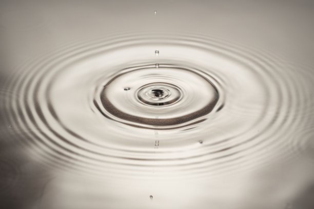 宏观的观点，水滴使圆圈在水面孤立的背景。图片下载