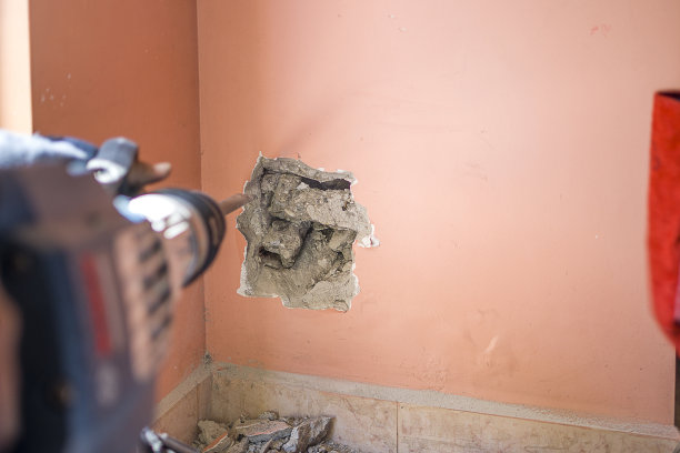 工人用风动锤钻切割墙体混凝土砖图片下载