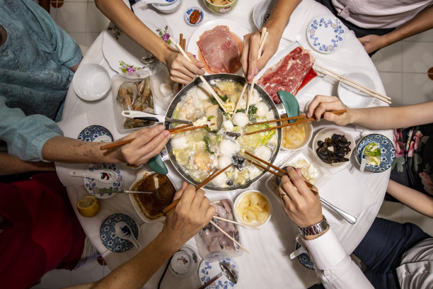 一家人在吃年夜饭图片下载