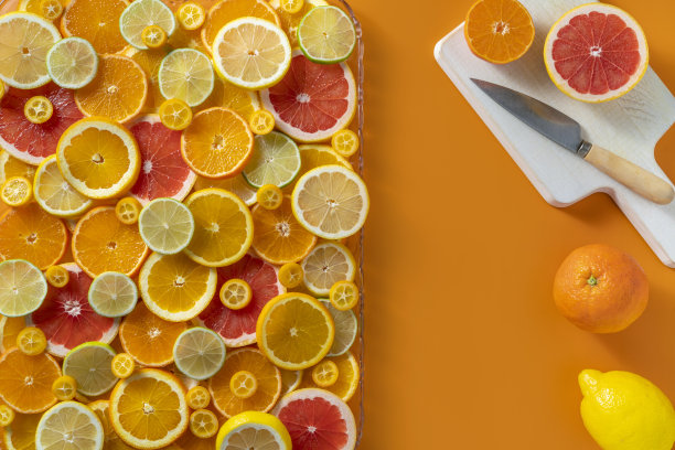 柑橘类水果切片排列橘子、柠檬、酸橙、柚子、橘子和金桔图片下载
