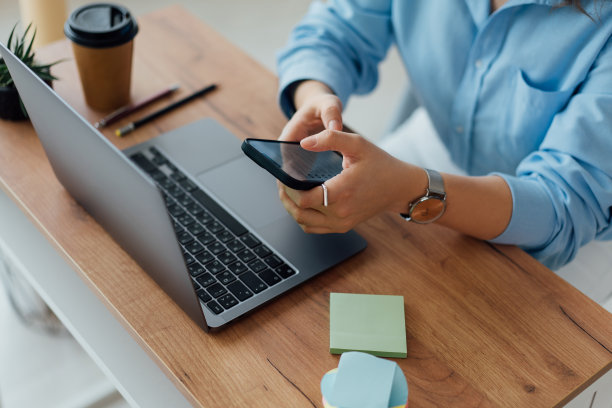 近距离工作空间与笔记本电脑，电话和咖啡图片下载