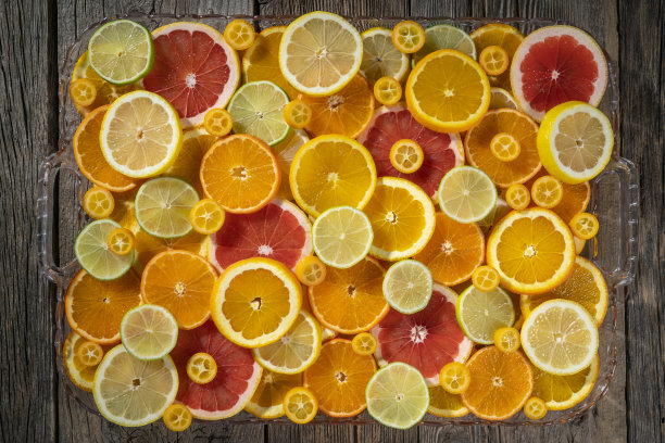 柑橘类水果切片排列橘子、柠檬、酸橙、柚子、橘子和金桔图片下载