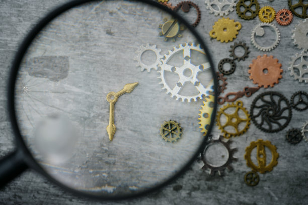 用放大镜看石板上的齿轮图片下载