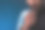 有男子气概的留着胡子的年轻人拿着一瓶普通的香水。男士香水、香水、化妆品。男性香水。大胡子男人拿着一瓶香水。图片下载
