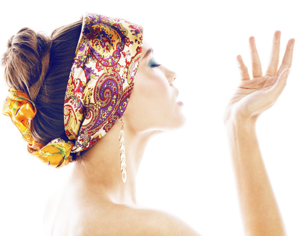 年轻漂亮的现代女孩与明亮的披肩在头上情绪摆孤立的白色背景，亚洲人种族图片下载