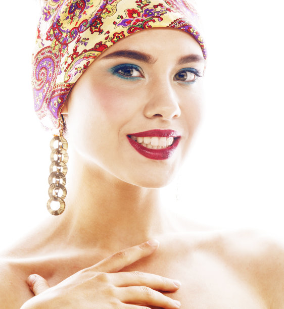 年轻漂亮的现代女孩与明亮的披肩在头上情绪摆孤立的白色背景，亚洲人种族图片下载