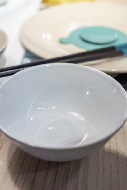 碗和彩色盘子在桌子上图片下载