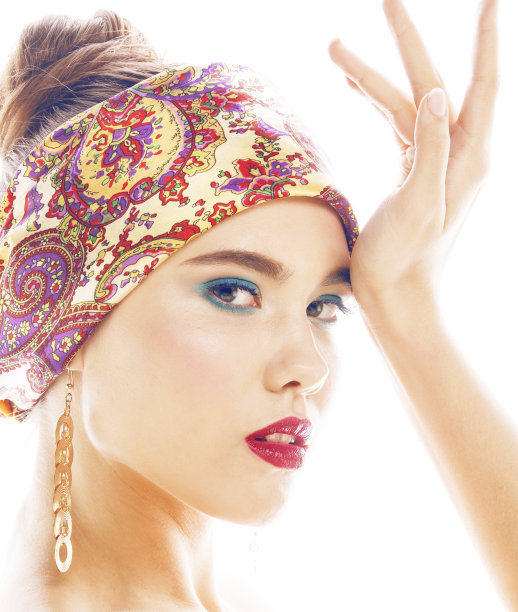 年轻漂亮的现代女孩与明亮的披肩在头上情绪摆孤立的白色背景，亚洲人种族图片下载