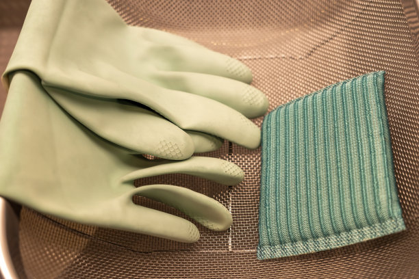 水槽里有橡胶手套和破布图片下载