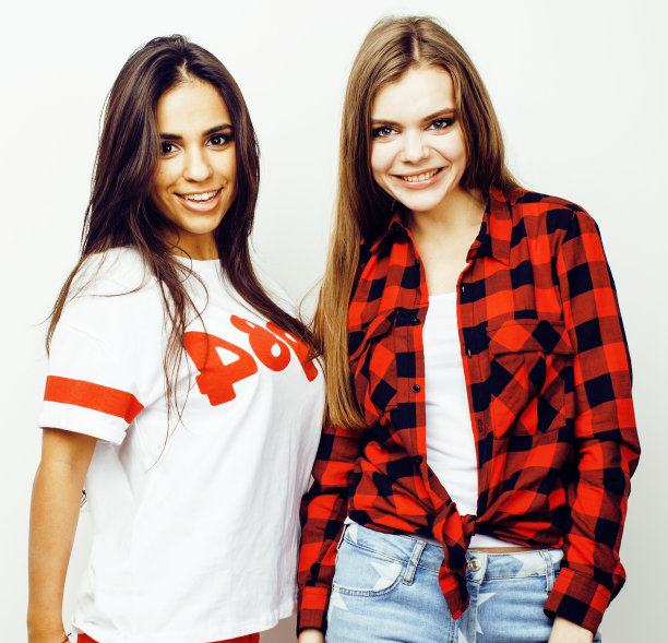 最好的朋友十几岁的女孩在一起有乐趣，在白色的背景下摆出情绪，最好的朋友快乐的微笑，生活方式的人的概念，金发和黑发的多国接近图片下载