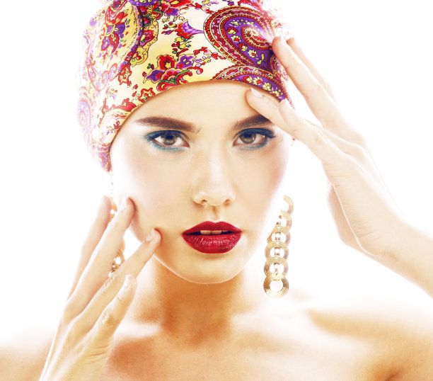 年轻漂亮的现代女孩与明亮的披肩在头上情绪摆孤立的白色背景，亚洲人种族图片下载