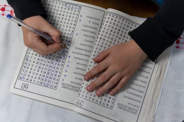 小孩子在祖母家玩填字游戏。图片下载