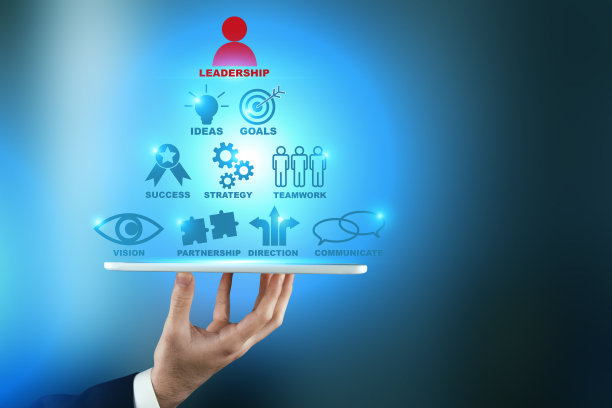 领导的概念。商人使用数码平板电脑，显示领导界面图标图片下载