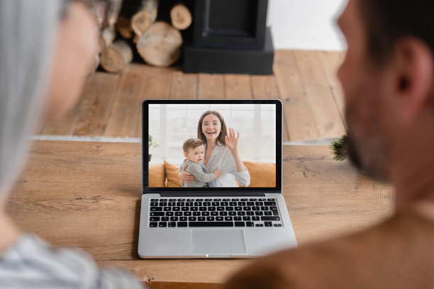 家庭封锁。上了年纪的爷爷奶奶父母在远程与女儿和孙子在笔记本电脑屏幕上视频电话会议对话。图片下载