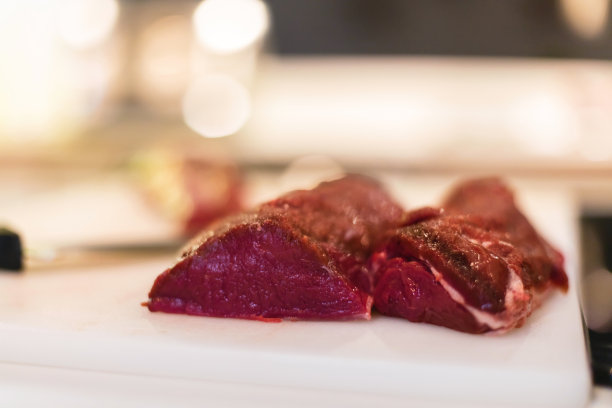 鹿肉里脊牛排加工野生野味骡子鹿肉在西部科罗拉多州打猎后收获照片系列图片下载