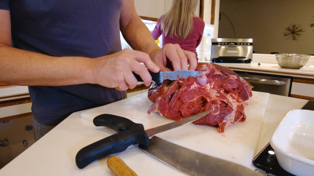 鹿肉，里脊肉和牛排切加工野生野味黑尾鹿肉在西部科罗拉多州打猎后收获照片系列图片下载