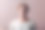 一个年轻人站在画室里。图片下载