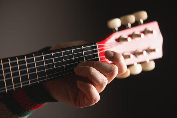 吉他在手中。图片下载