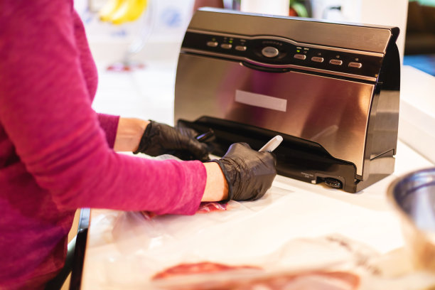 成熟的成年女性真空密封新鲜的鹿为冰箱储存处理在西部科罗拉多州狩猎收获照片系列野味长尾鹿肉图片下载