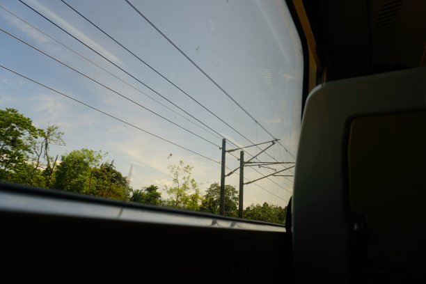 从火车窗口往外看的景色图片下载