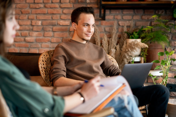 一个年轻人在咖啡馆里和他的笔记本电脑开会图片下载