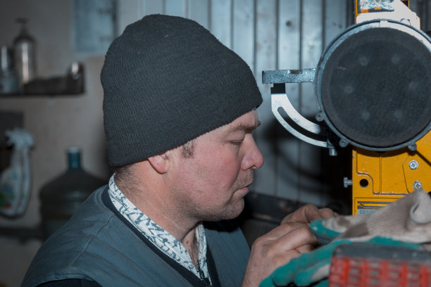 锁匠修理工修理机床上的零件图片下载