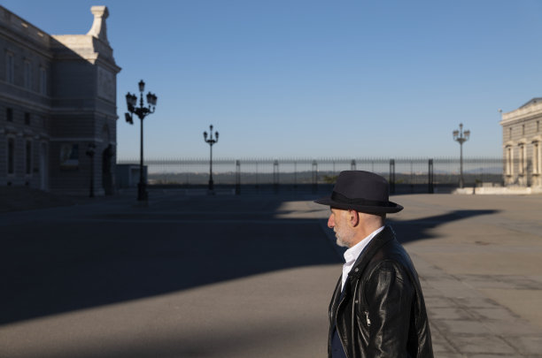 戴着帽子，穿着皮夹克的成年男子。马德里,西班牙图片下载