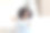 这是一幅年轻女性的肖像，她坐在家里的办公桌前的笔记本电脑前，触摸着背部疼痛的表情，因为在电脑上工作后背痛图片下载