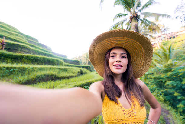 巴厘岛Tegalalang梯田上的一名妇女图片下载