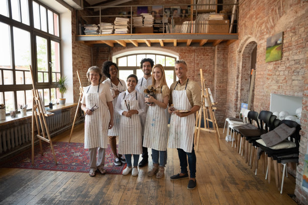 快乐的六个人在美术馆摆姿势。图片下载