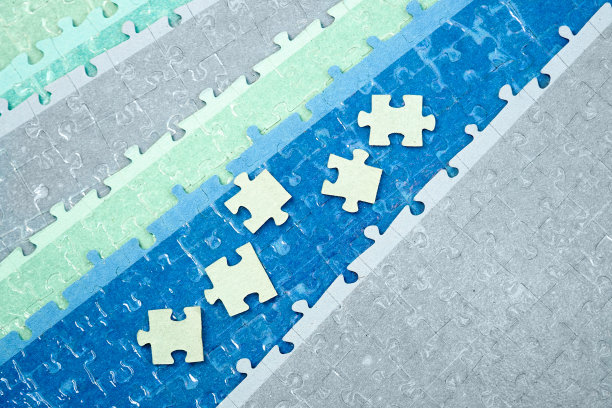 组合拼图背景上的单个拼图。多色拼图图片下载