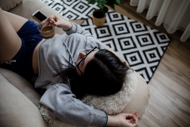 每个人都喜欢这样的一天，在沙发上放松图片下载