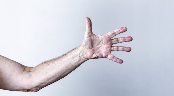 左臂，张开的手和手肘图片下载