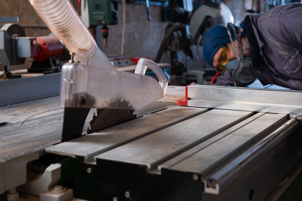 木工锯木板图片下载