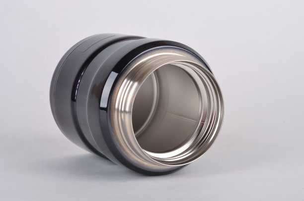 白色背景的热饮保温瓶。图片下载