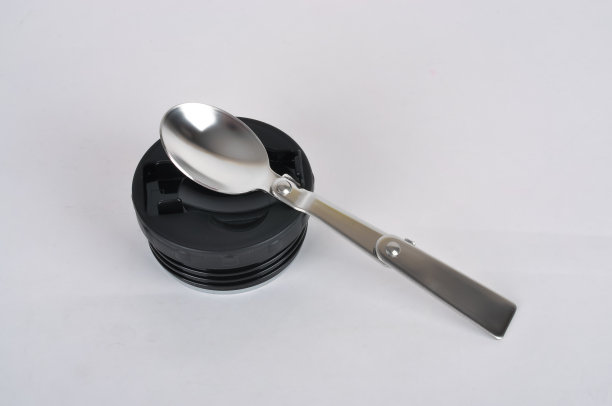 瓶塞和热水瓶盖的特写白色背景上的热饮料。用勺子图片下载