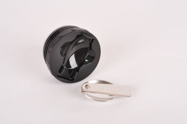 瓶塞和热水瓶盖的特写白色背景上的热饮料。用勺子图片下载