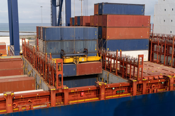 停靠在国际港口的集装箱船，运输和物流卸货图片下载